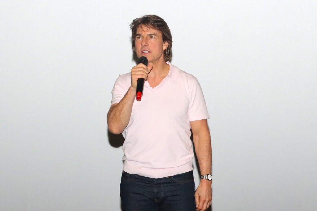 Tom Cruise wears a simple shirt.