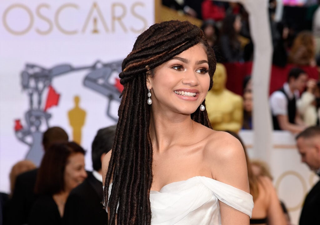 Zendaya smiles at the 2015 Oscars.