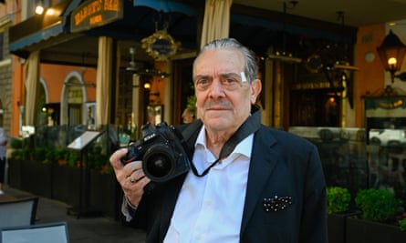 Barillari, camera in hand, in front of the bar