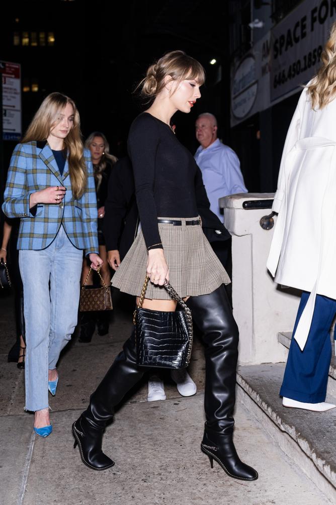 NEW YORK, NEW YORK - NOVEMBER 04: Sophie Turner (L) and Taylor Swift are seen in NoHo on November 04, 2023 in New York City. (Photo by Gotham/GC Images)