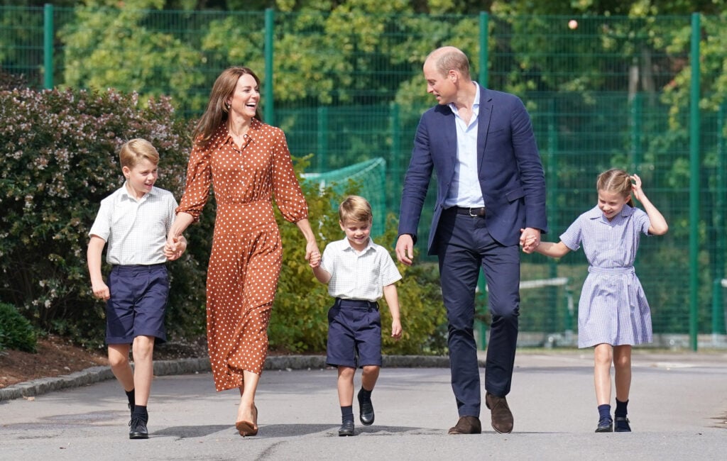 Prince George, Princess Charlotte and Prince Louis, accompanied by their parents the Prince William, Duke of Cambridge and Catherine, Duchess of Cambridge, arrive for a settling in afternoon at Lambrook School, near Ascot on September 7, 2022 in Bracknell, England. 