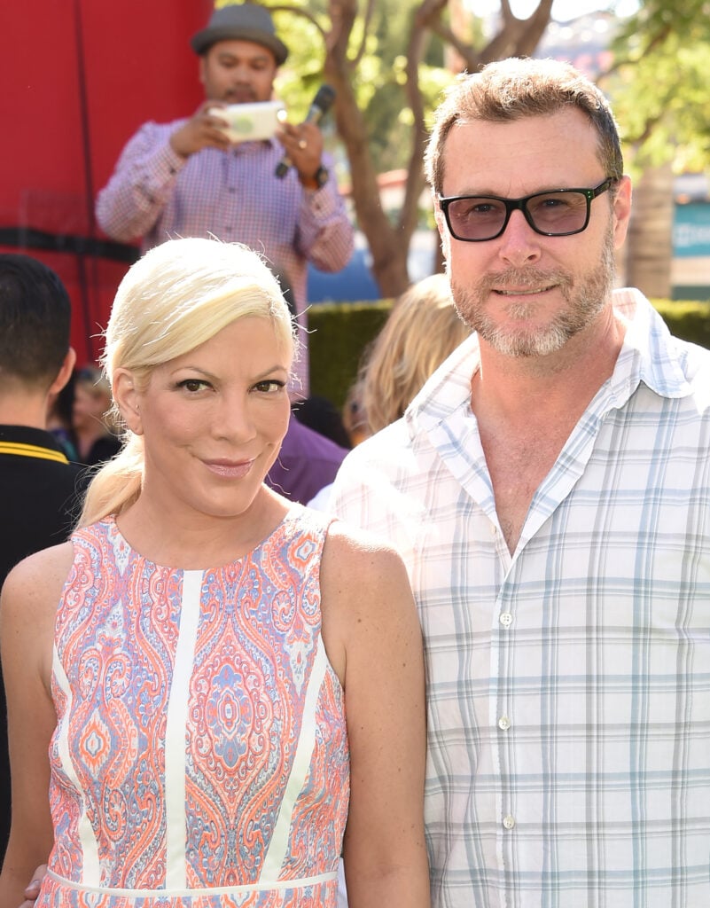 Tori Spelling, Dean McDermot pose together