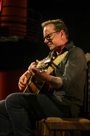 Kiefer Sutherland playing a guitar