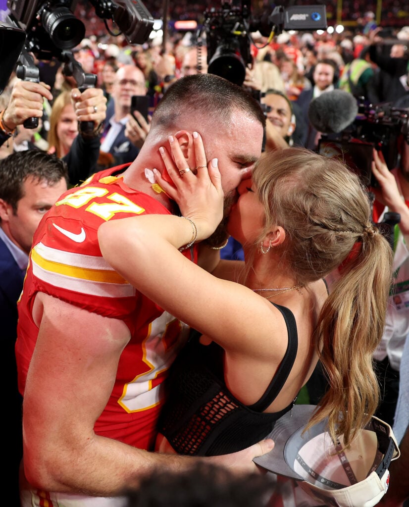 Travis Kelce kisses Taylor Swift