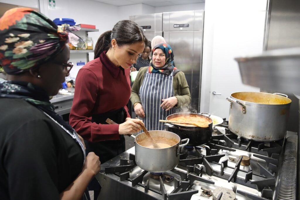 MEGHAN MARKLE IN THE KITCH PREPPING FOR HER NEW COOKING SHOW