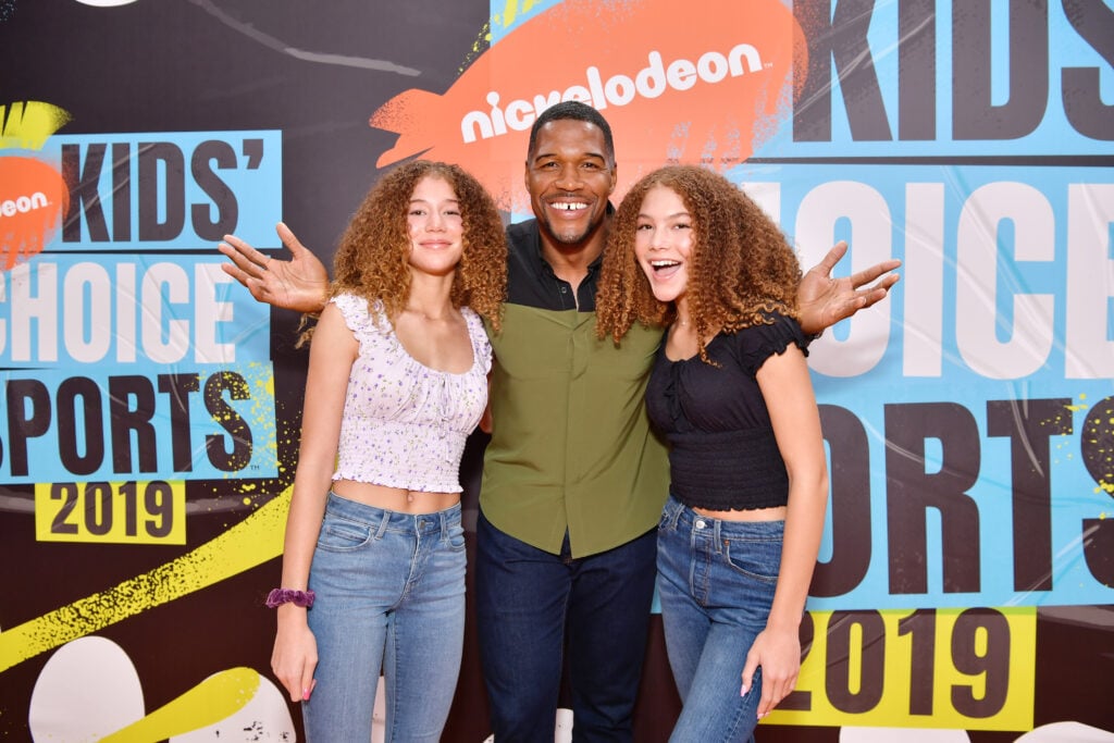 Michael Strahan poses with his daughters on the red carpet of the Kids' Choice Awards.